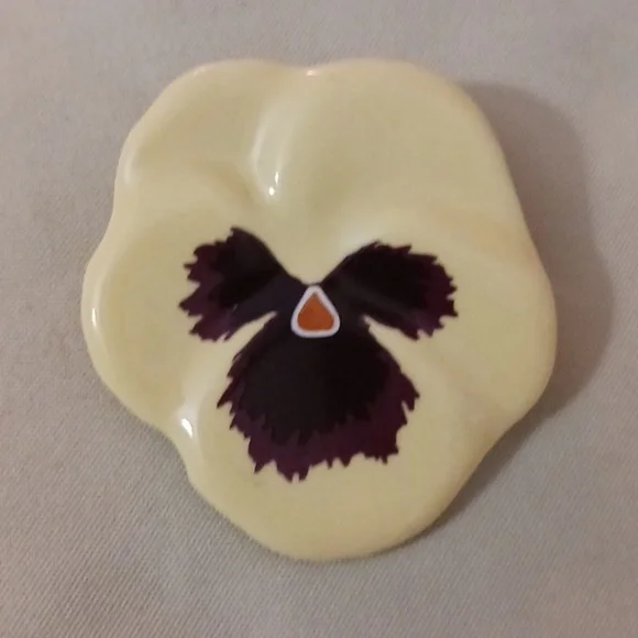 Vintage Avon Pansy Flower Brooch Pin Porcelain Yellow - Picture 6 of 6